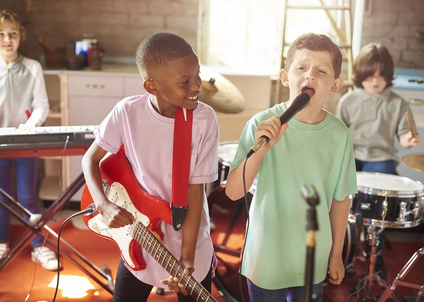 Enfants qui jouent de la musique et chantent