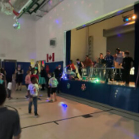 Élèves de l'école dans le gymnase lors du Bal du printemps 